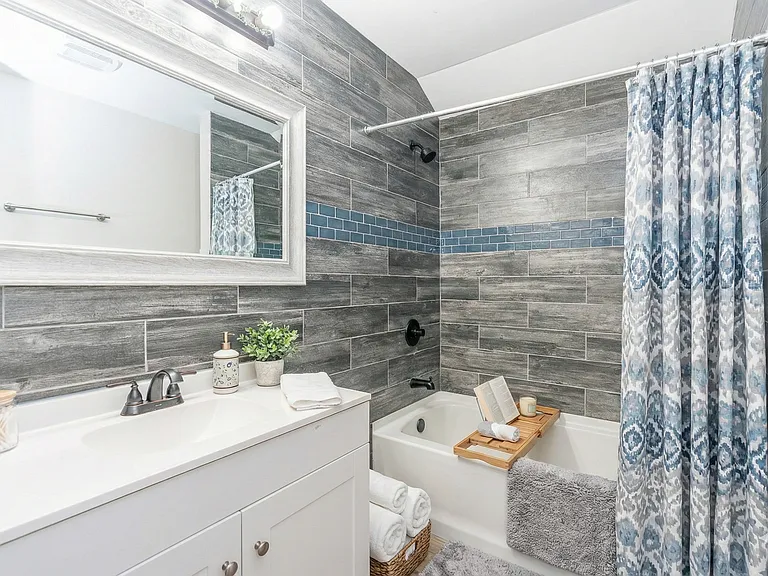 Upstairs bathoom
Virtually staged