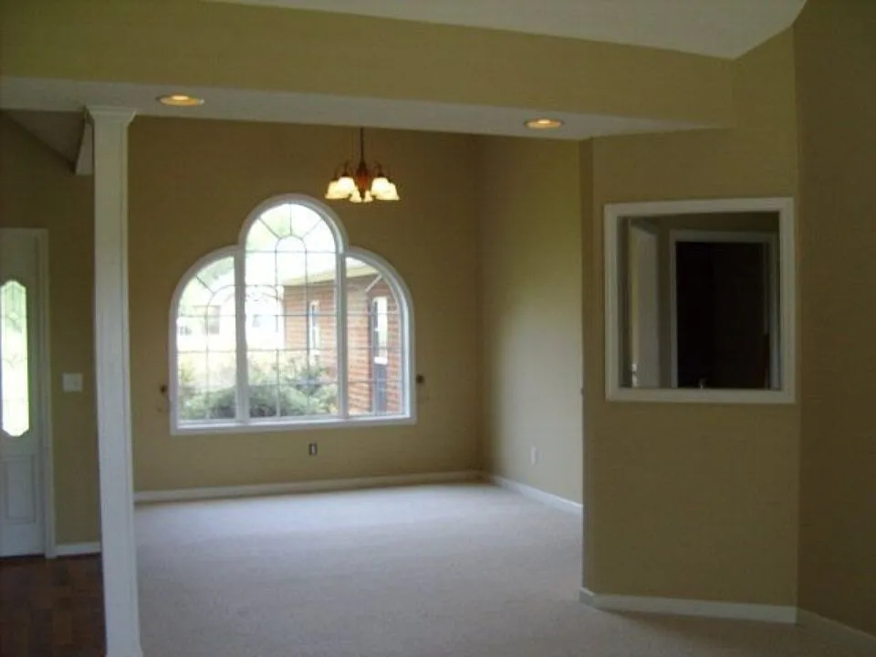 4 bed, 2.0 bath, 2004 sqft, $1,875 — Photo 4