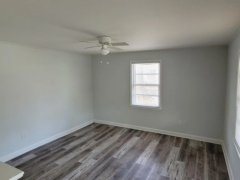 914 Cranbrook St — Photo 2