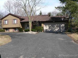 29564 Mayfair Dr, Farmington, MI 48331