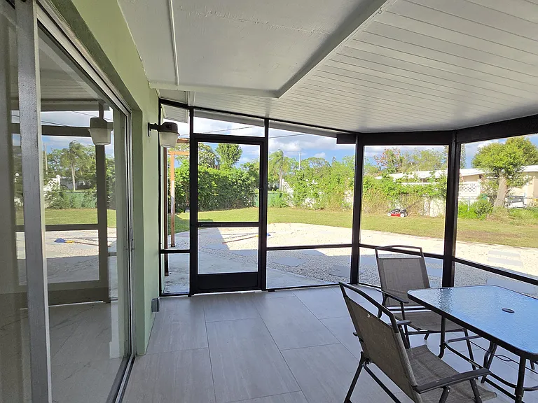 305 SE Airoso Blvd — Photo 31