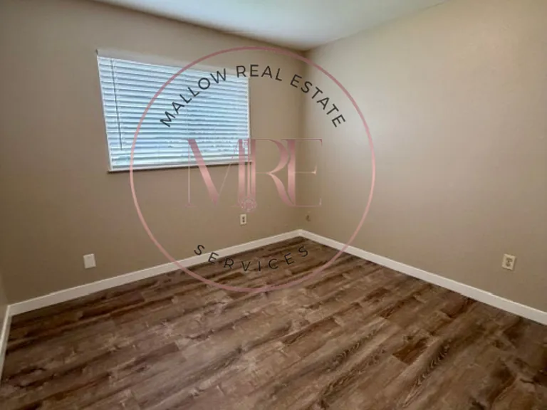 1198 Reo Dr — Photo 6
