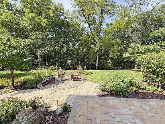 4th image of 118 S Harmony Dr