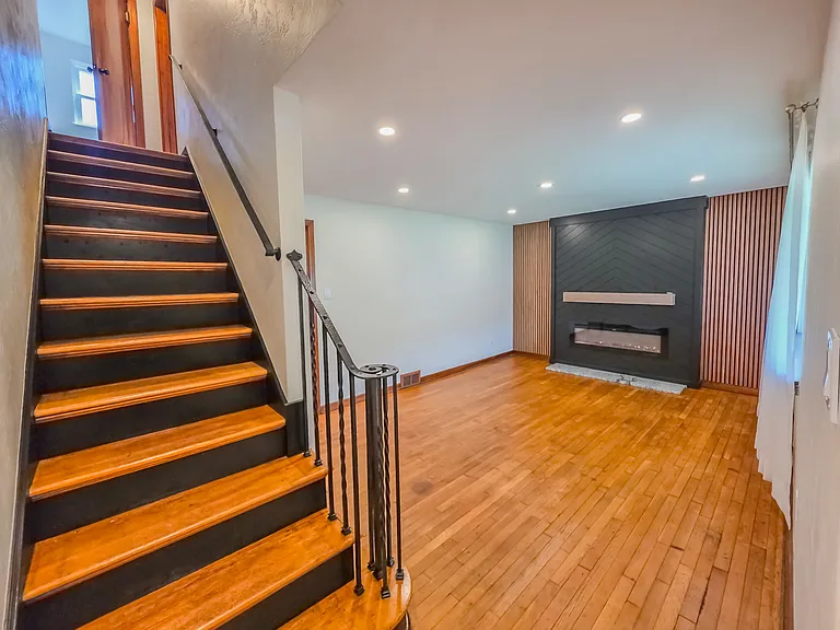 1323 Lincoln Way — Photo 7