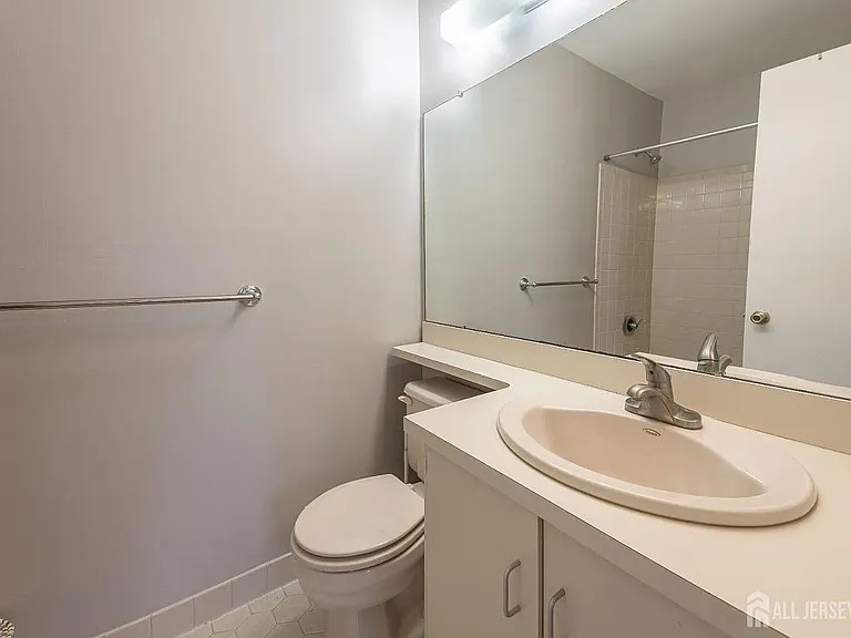 220 Hampshire Ct — Photo 12