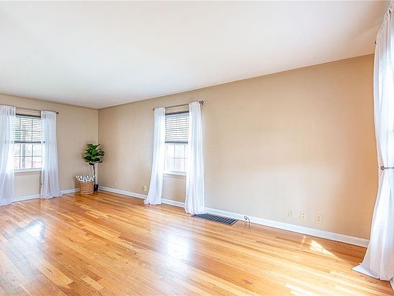 3rd image of 125 Johnson Ave