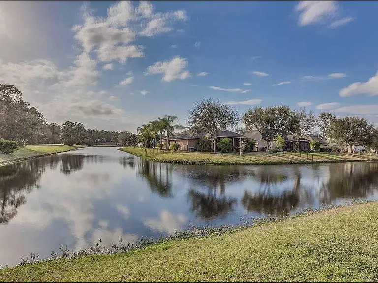 2344 Millford Ln W — Photo 2