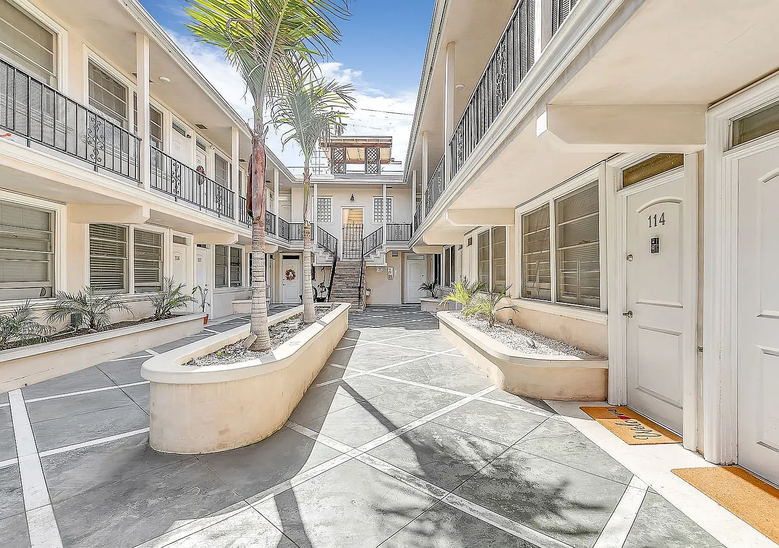 Oakhurst Apartments — Photo 2