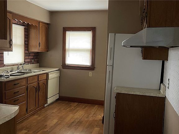 4th image of 629 Blackmore St