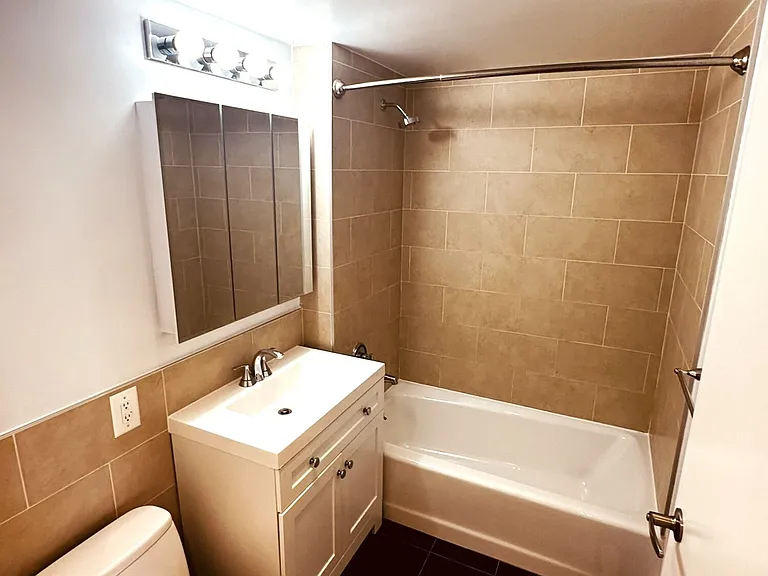 26-38 21st St #2J — Photo 9