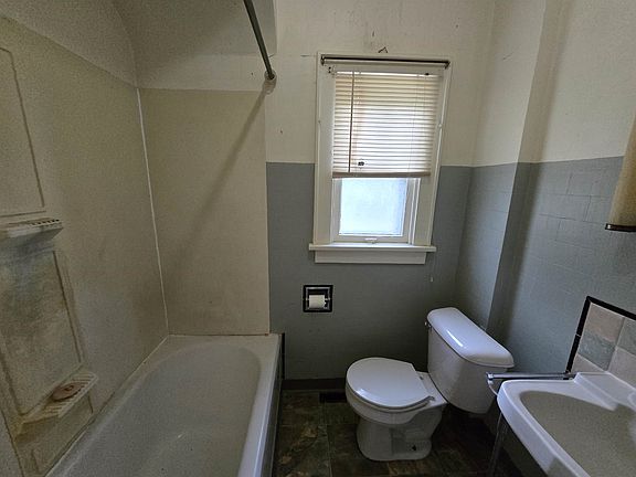 4th image of 109 E 5th St