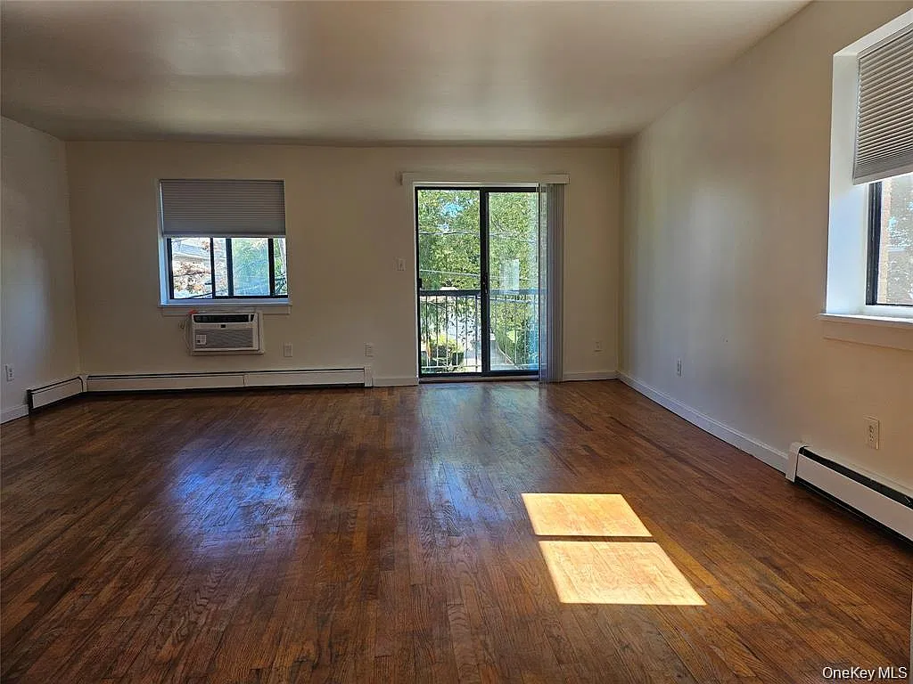 4 bed, 2.0 bath, 2700 sqft, $3,800 — Photo 4