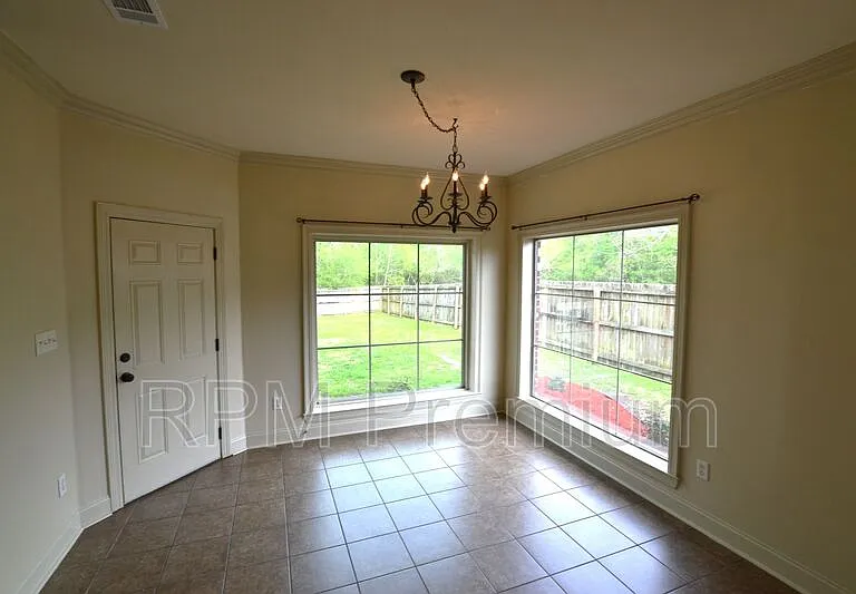 2691 Woodbend Ave — Photo 14