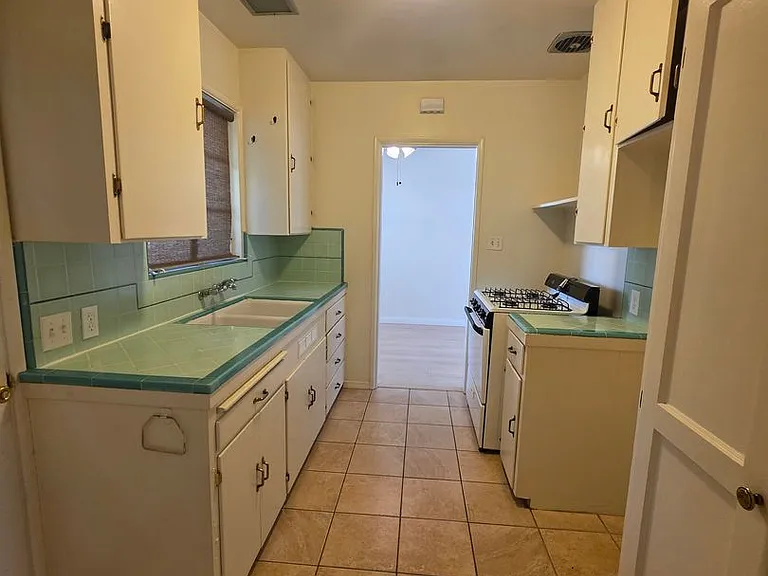 2904 Sunset Ave - Apartment — Photo 10