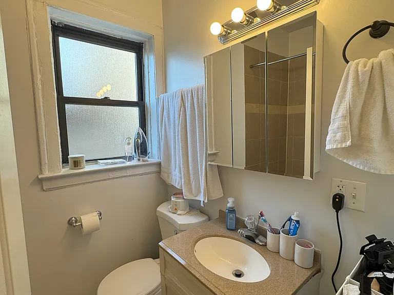 2833 N Cambridge Ave — Photo 6
