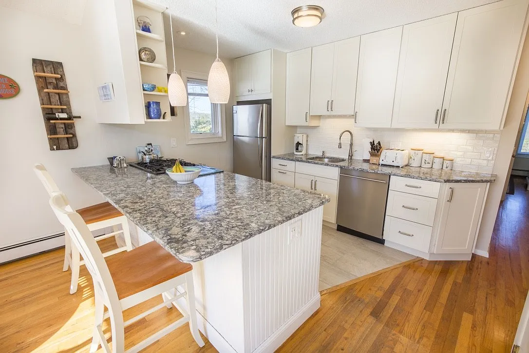 3 Bedroom Montauk Ranch — Photo 2