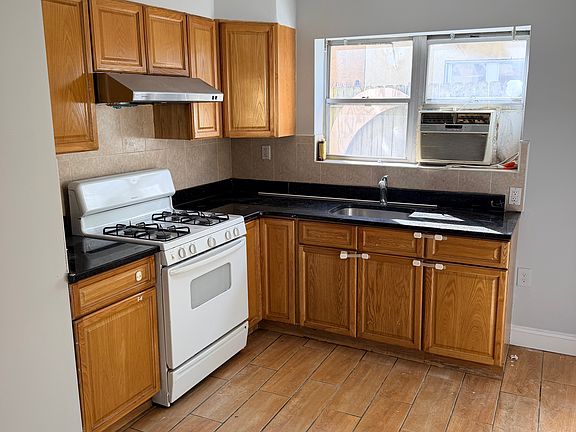 4th image of 2620 S Alder St