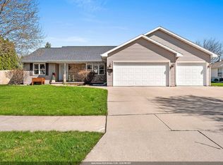 512 Applewood Dr, Kimberly, WI 54136