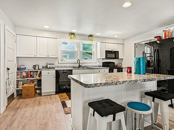 4th image of 154 Waterman Ave