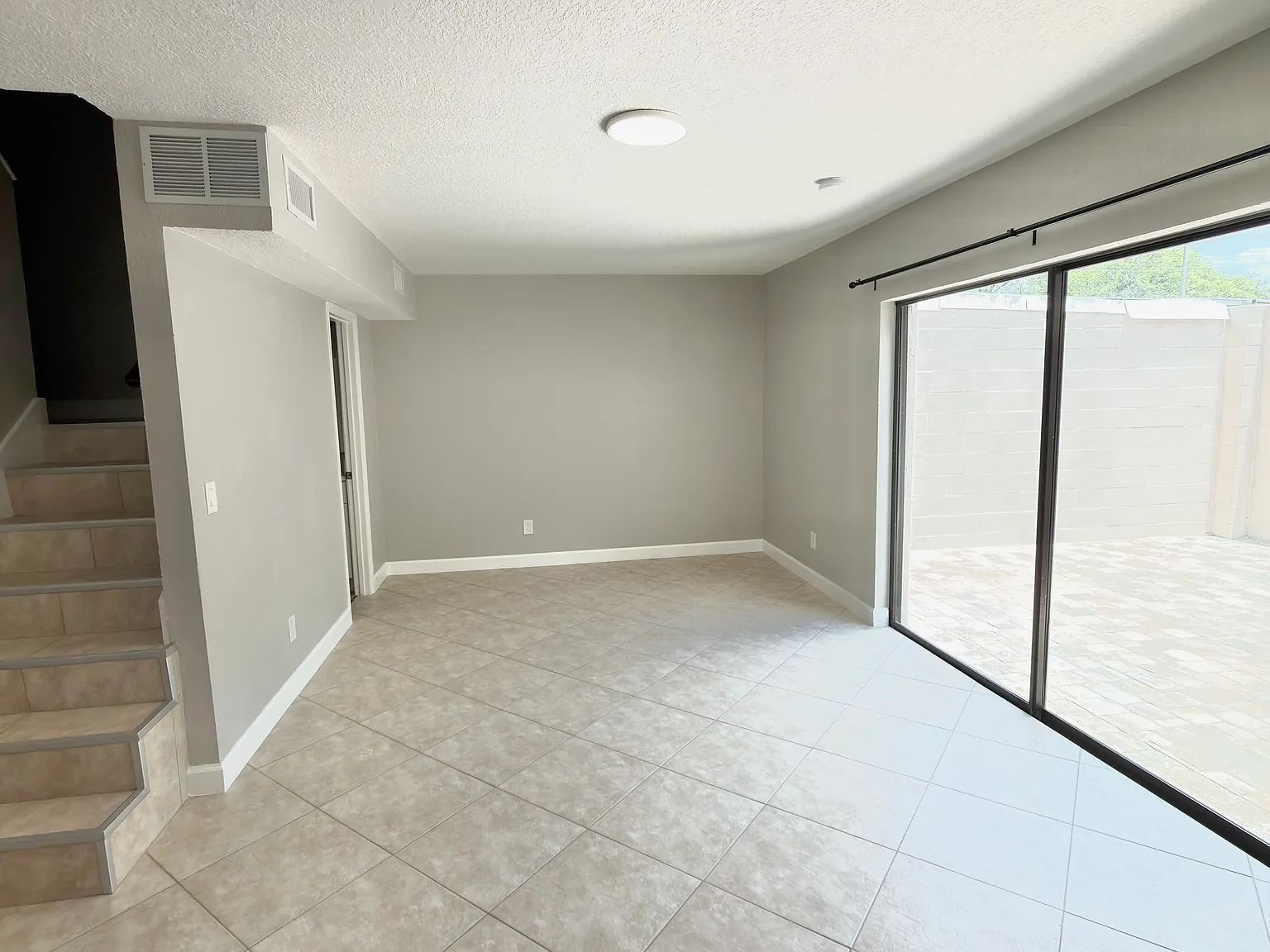 3 bed, 1351 sqft, $2,225 — Photo 3