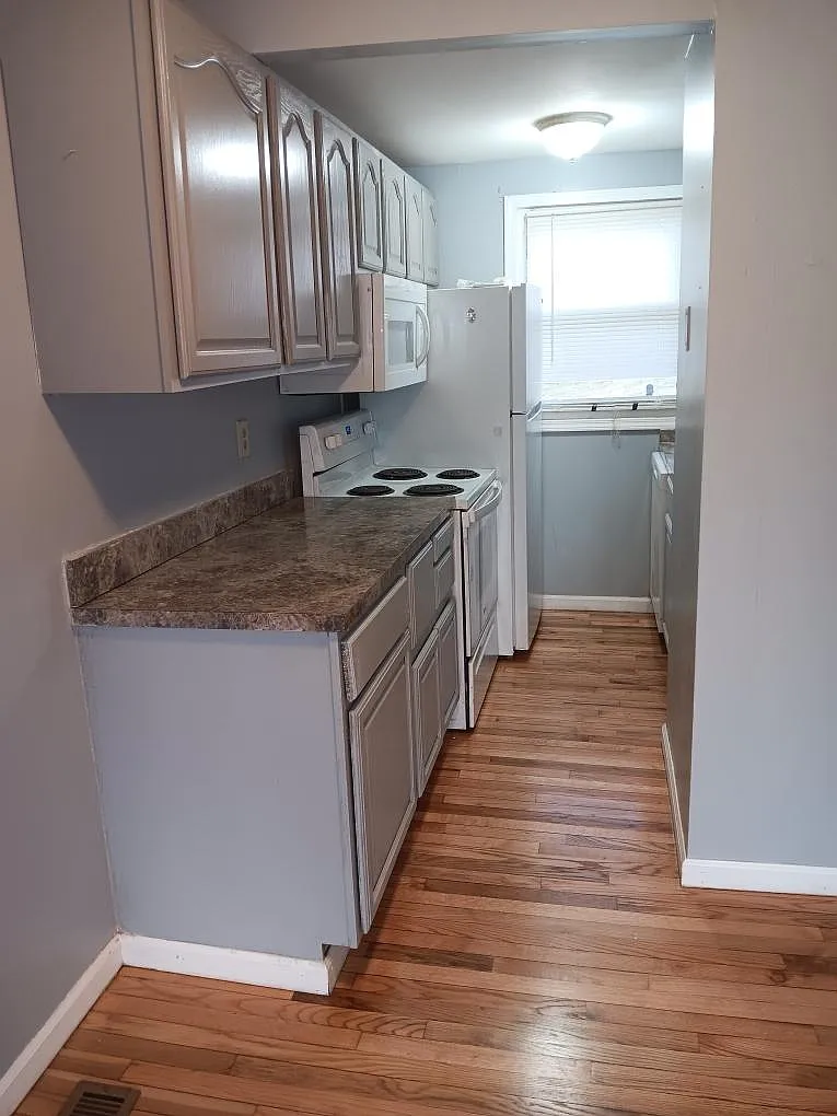 3 bed, 1047 sqft, $2,025 — Photo 3