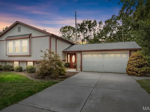 438 Hidden Lake Dr, Saint Peters, MO 63304