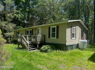 135 Sand Spring Dr, Greentown, PA 18426