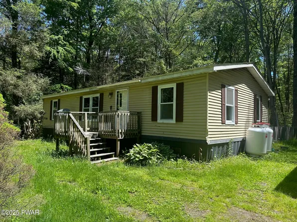 135 Sand Spring Dr, Greentown, PA 18426