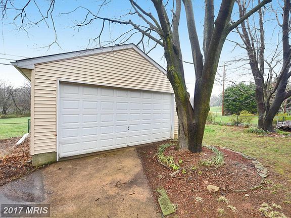 Two car detached garage with electricity