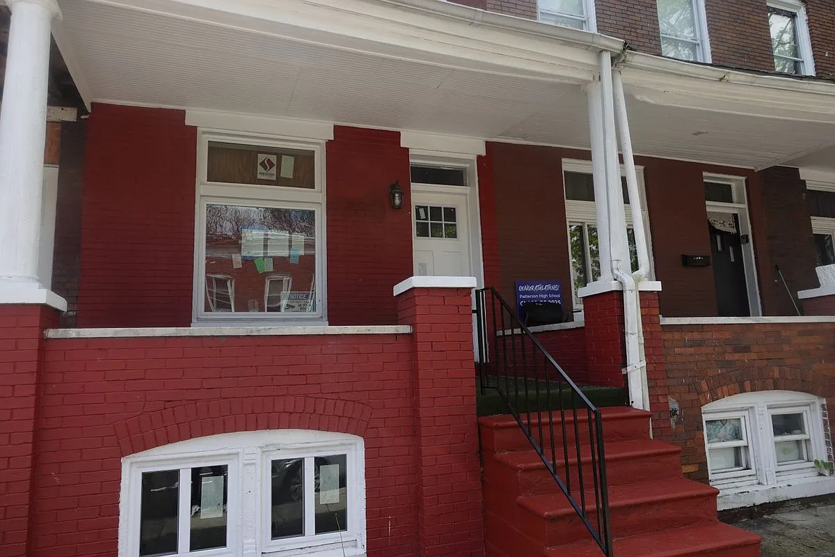 3 bed, 1.0 bath, 1050 sqft, $1,100 — Photo 1