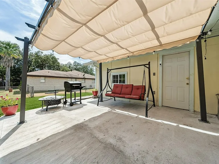 1004 Dominik Dr — Photo 25