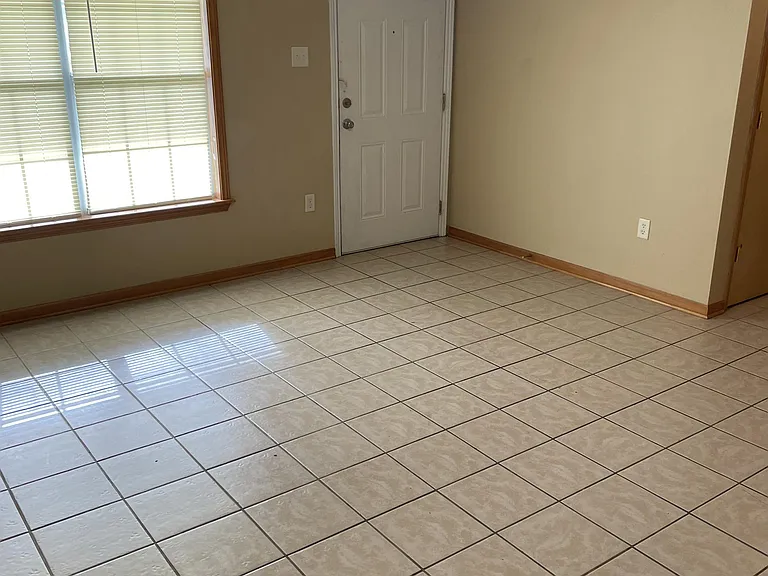 1005 Shellie Ln — Photo 1