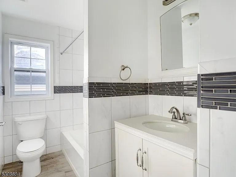 521-523 Walnut St #2 — Photo 7