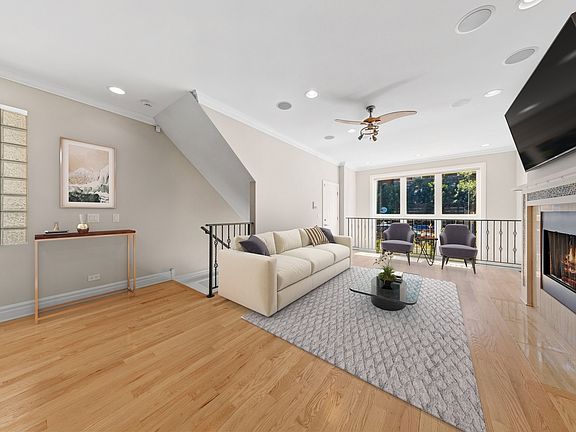 4th image of 1928 W Belmont Ave #1