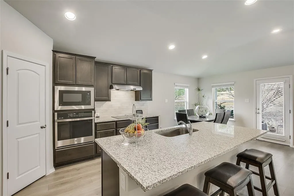 4 bed, 2.0 bath, 1813 sqft, $2,150 — Photo 3