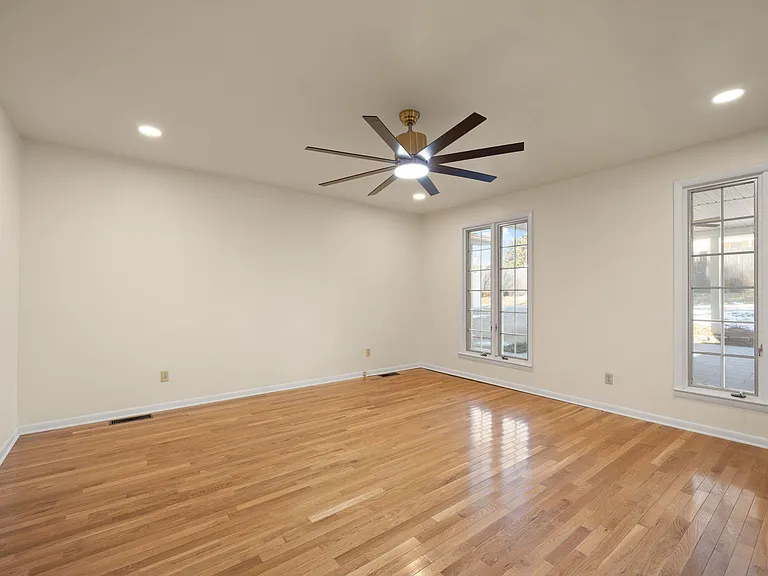 406 N Main St — Photo 37