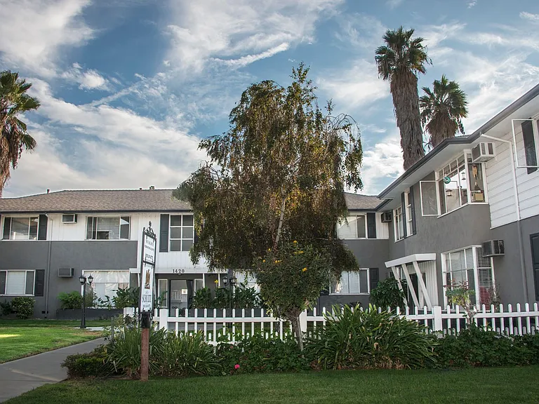 1420 Barrington Way — Photo 3