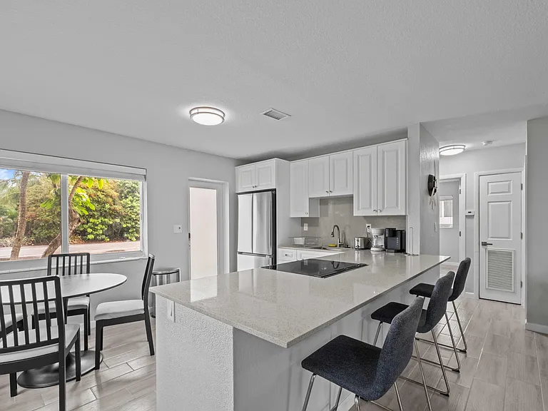 1007 NE 9th Ct — Photo 6