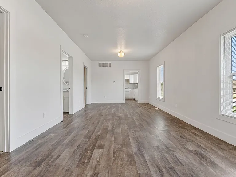 802 W McCormick St — Photo 13