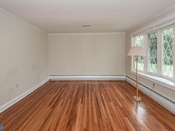 5th image of 68 Sunset Dr