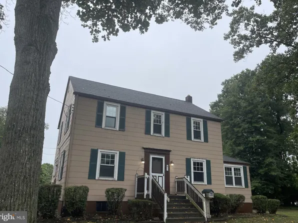 82 Locust Ave, Pennsville, NJ 08070