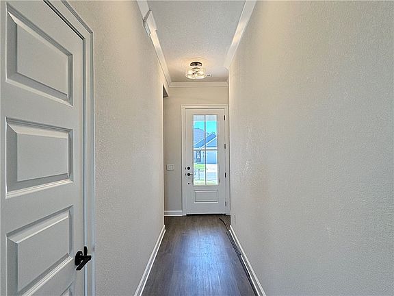 4th image of 1900 Bugg St