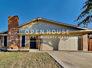 2213 Versailles Dr, Carrollton, TX 75007