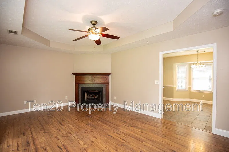 3 bed, 2.0 bath, 1258 sqft, $1,550 — Photo 2