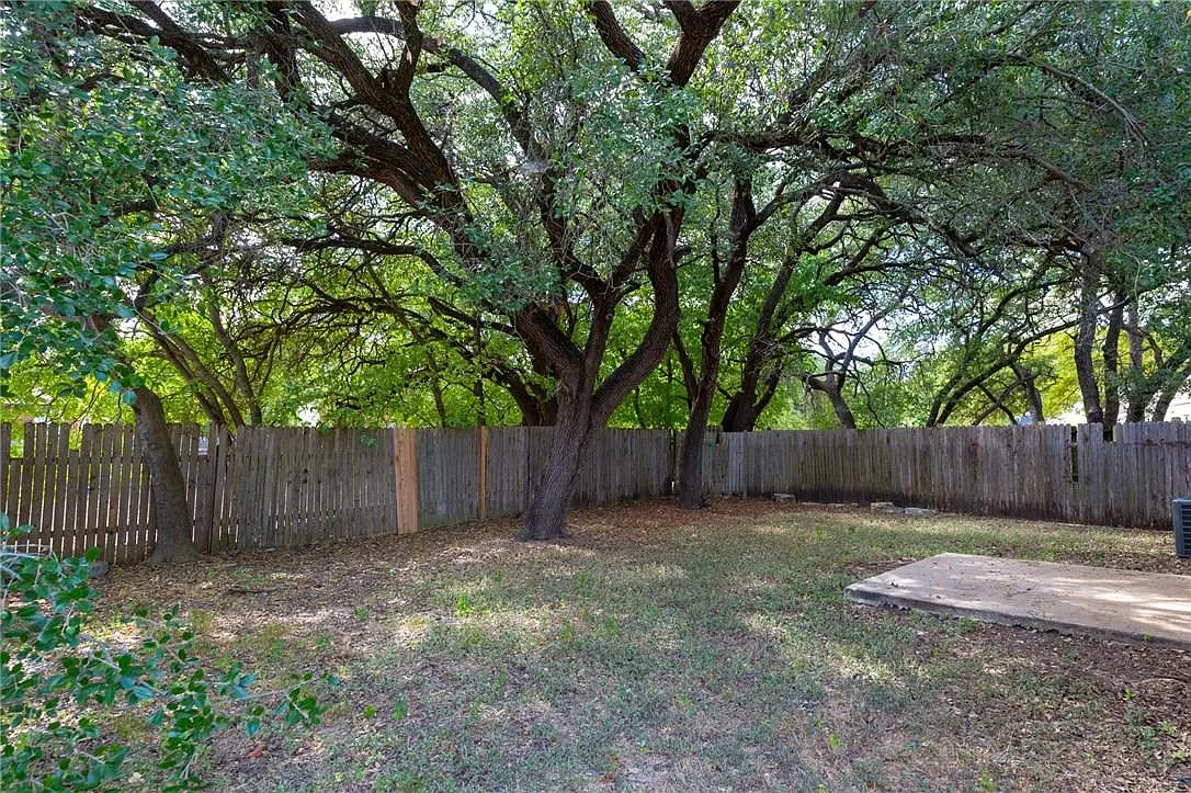 3 bed, 1.0 bath, 1900 sqft, $1,525 — Photo 2