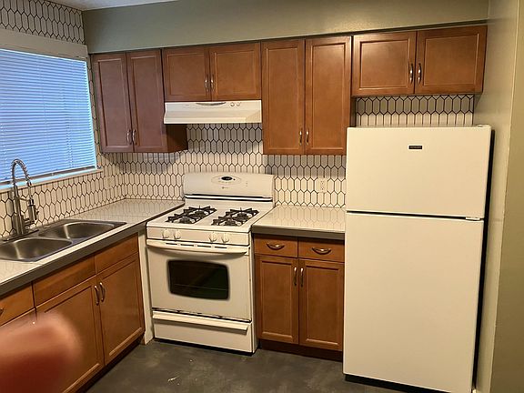 3rd image of 201 W 42nd St APT L