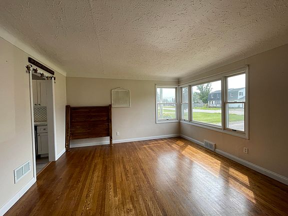 4th image of 1701 Ryan Ave