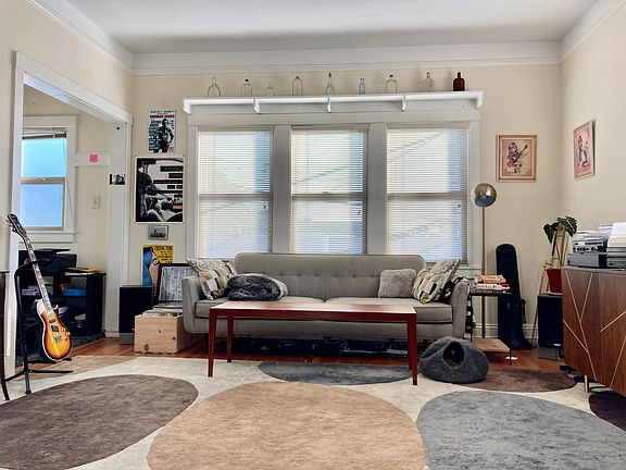 Living Room (13' x 14")