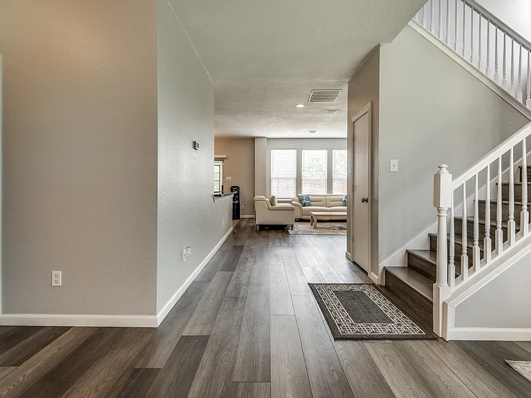 817 Pryor Dr — Photo 5