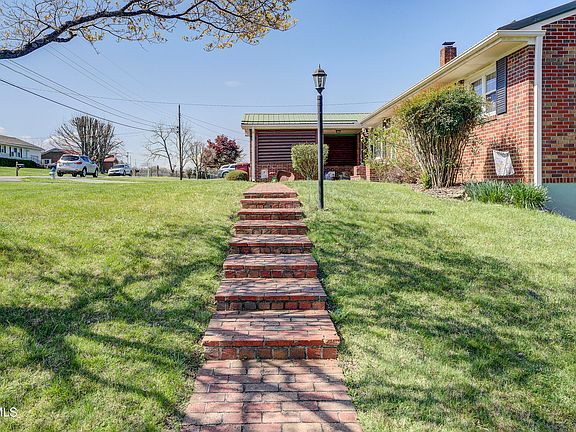 3rd image of 610 Ridgeview Dr